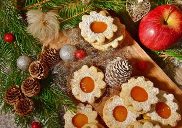 15 Simple Holiday Crafts and Recipes For Families